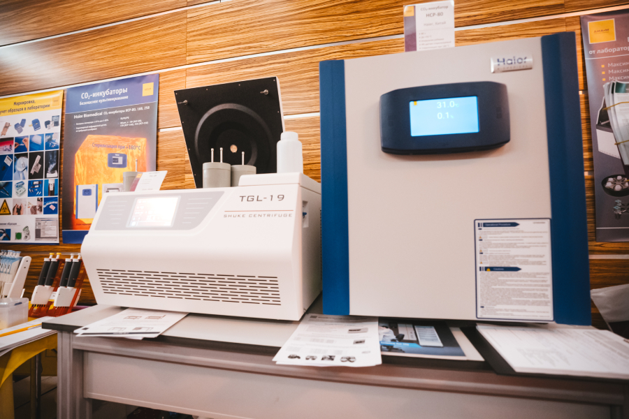 Центрифуга TGL-19, Drawell, Китай и СО2-инкубатор Haier Biomedical