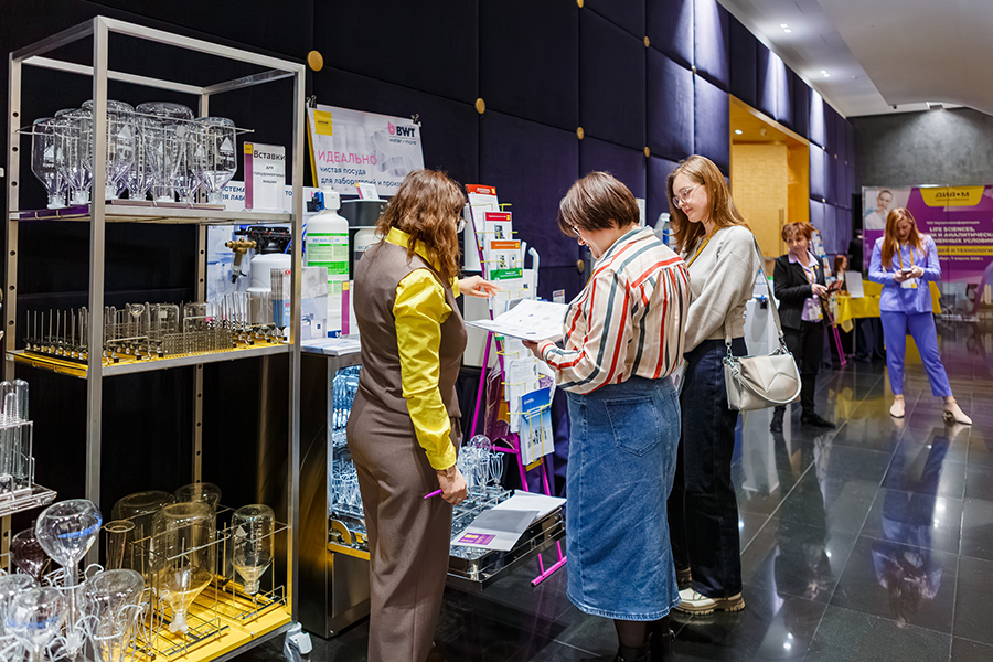 Выставочная зона в секции "Химический синтез. Испытательное и посудомоечное оборудование"
