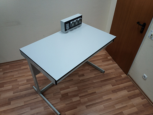 Стол лабораторный в комплекте с электроблоком (три розетки 250В/16A/2P+E (класс IP65))