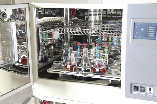 Шейкер-инкубатор, 120 л, ампл. 1-50 мм, 30-300 об/мин, от +4 до +60°С, с охлаждением, платформа 500×400 мм, колбы до 5 л, 1-2 яруса, ZWYR-293, Labwit, вид внутри