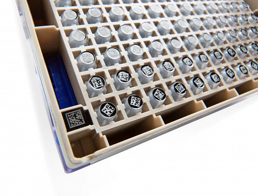 Криопробирки 1,0 мл, желтые крышки, ПП, высота 52,6 мм, 2D штрих-код на дне, штрих-код на штативе, конические, с юбкой, внутр. резьба, стерильные, бесцветные, 96 шт./штат., 480 шт./уп.